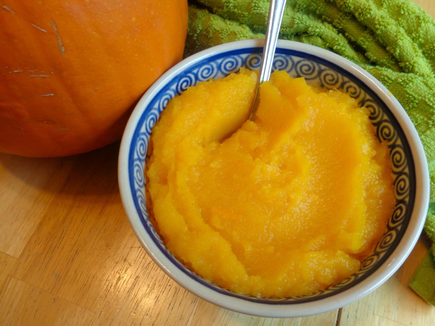Hey friends, I’ve shared a full tutorial video on how to make fresh pumpkin puree at home!! It’s very easy to do, and homemade pumpkin puree is always fragrant and delicious! It never disappoints! #homemade #pumpkinrecipes  #happythanksgivng #happyholidays 🎃🧡 You can watch the tutorial video here ➡️ https://youtu.be/d1YWJuN0xIk?si=-nA9ZEID8Mv0XrIp