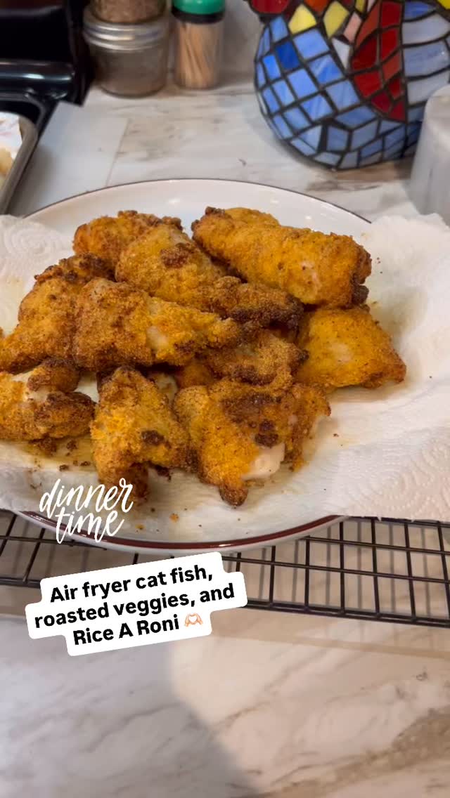 What’s for dinner? Air fryer catfish, roasted veggies and Rice a Roni!  It was a tasty comfort food meal 😁💝
